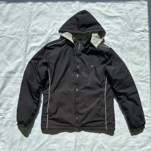 Nike jacka  - Supercool vändbar Nike jacka, kan bäras som svart eller beige  (Beige sidan har fåtal fläckar)  Storlek S/M  Vid köp av flera varor får du rabatt 💛