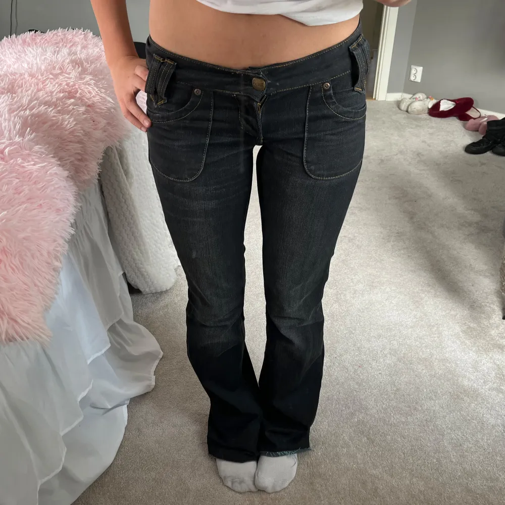 As snygga low waist bootcut mörk gråa jeans från lee! Passar mej perfekt som är 164 och vanligtvis har 34 i jeans! Pris gör att diskuteras vid snabb affär!. Jeans & Byxor.