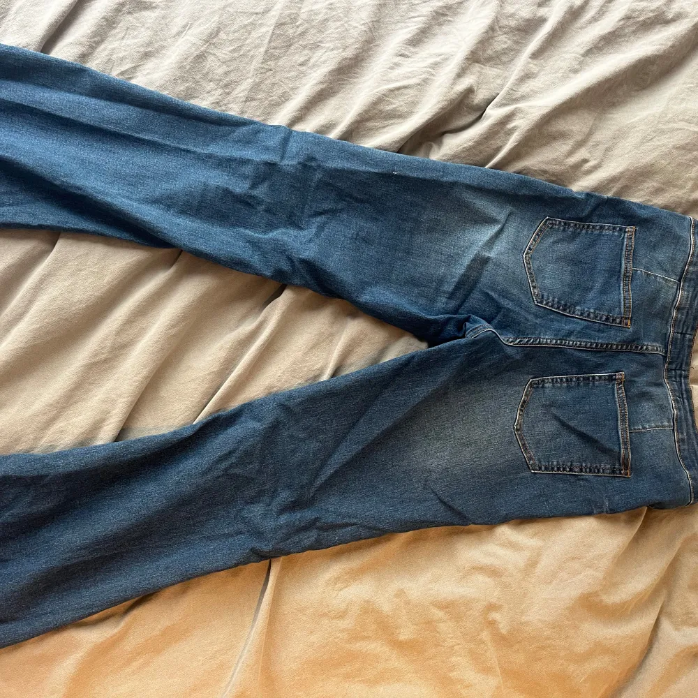 Jättesnygga lågmidjade bootcutjeans med söm på benen, i fint skick! . Jeans & Byxor.