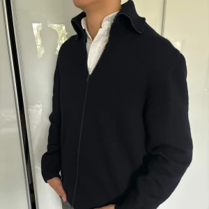 Ermenegildo Zegna kofta mörkblå - - Kofta från märket Ermenegildo Zegna i storlek L - Helt okej skick.  - Modell på bild är 182/67kg. - Hör av dig vid eventuella frågor! Mvh  