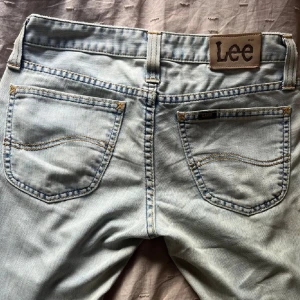 Lågmidjade bootcut jeans - Ett par sjukt sjukt fina lågmidjade Bottigt jeans med sluta nedtill. I as bra skick. De passar tyvärr inte mig så kan inte skicka mer bilder på hur de ser ut på😓😓❤️❤️Använd jätte gärna köp nu