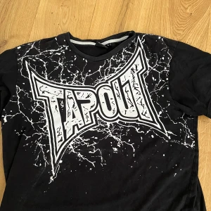 Tapout tröja - Den har några små hål länge ner på tröjan men de syns knappt när man har på sig den