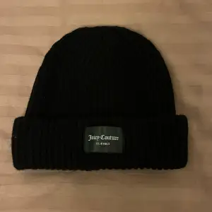 Säljer nu min juicy beanie mössa då den inte kommer till användning ❤️ använd 1-2  gånger ❤️ Köpte på NK för ca 450kr för ca 1-2  år sedan ❤️ skriv gärna om ni har några frågor eller funderingar ❤️