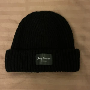 Juicy Couture mössa ❤️ - Säljer nu min juicy beanie mössa då den inte kommer till användning ❤️ använd 1-2  gånger ❤️ Köpte på NK för ca 450kr för ca 1-2  år sedan ❤️ skriv gärna om ni har några frågor eller funderingar ❤️