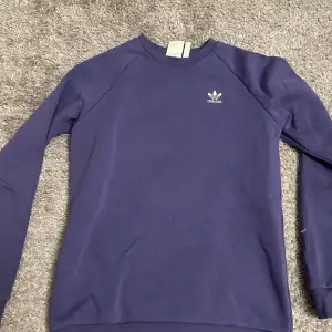 Lila Adidas sweatshirt Herr i jätte bra skick! S men passar oxå M Först till kvarn!