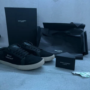 Saint Laurent Skor - Säljer nu dess feta Saint Laurent skor|Sparsamt använda|Allt medföljer som på bilden| Storlek 44 men passar 43 också!| Möts upp i Stockholm eller frakt!|Prister är diskuterbar!| Hör av dig vid eventuella frågor eller funderingar !😉