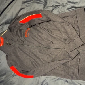 Hugo boss kofta - Säljer nu min Hugo boss kofta eftersom jag aldrig använder den, skicket är 9/10 använd kanske 3 gånger, som ny! Den är storlek L och passformen är normal! Söker 300kr😁 Hör av dig ifall du är sugen på att köpa!