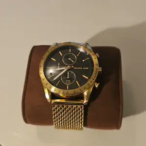 Nyskick! Michael Kors + Box