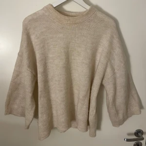 Beige stickad tröja från VILA - Säljer en supermysig beige stickad tröja från VILA. Tröjan har trekvartslånga ärmar. Den är i nyskick och redo att bli en favorit i garderoben! 