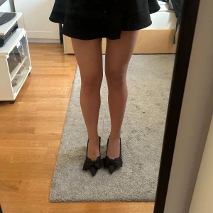 Svarta klackar med rosett - Säljer mina svarta klackar med rosett i storlek 37 från Zara. Dom är fortfarande i fint skick då dom bara har används några gånger.💗