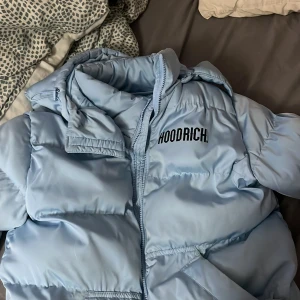 Hoodrich jacka  - Storlek s, jackan är helt ny kvitto hänger med, storleken är s men den passar även M jackan är stor av sig❤️ köpte för 1700 kan gå ner i pris vid snabbare affär