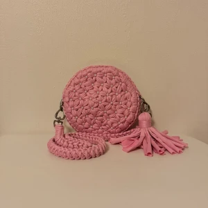 Handgjord barn axelremsväska  - Väskan är helt handgjord av mig. Skickar flera bilder vid förfråga