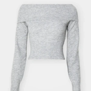 LOLO off shoulder - Såå mysig tröja som passar perfekt nu till höst/vinter. Säljer då den inte kommer till användning längre 💕