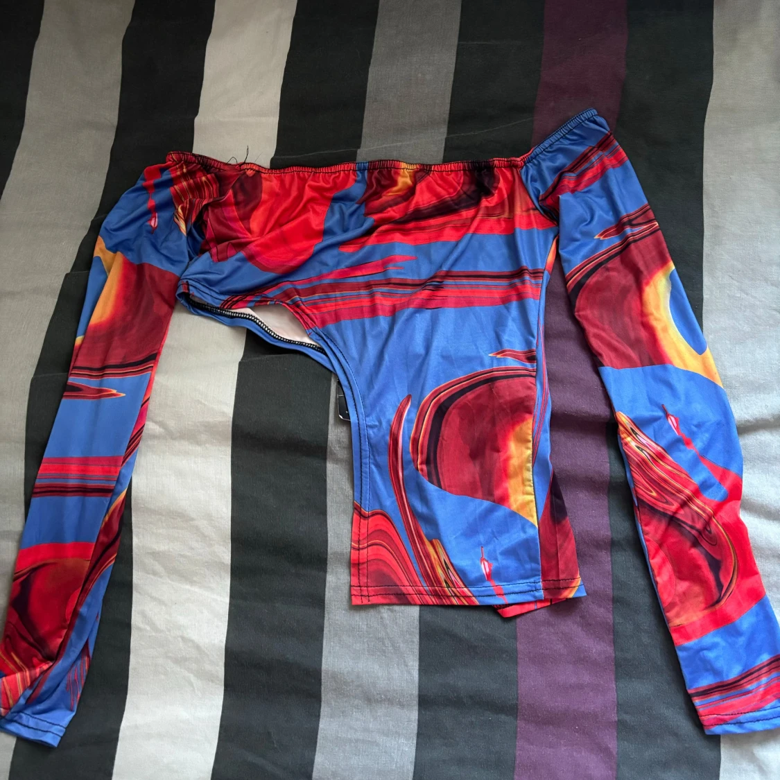 Blå och röd mönstrad topp från PrettyLittleThing