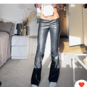 Lågmidjade Bootcut skinnbyxor. Jättebra skick, köpta här på plick men jag har bara testat. Säljer vidare då det inte passa mig. Inte mina bilder, personen på bilden är 160 cm. Kontakta mig vid frågor. Kan gå ner i pris, skicka prisförslag! 