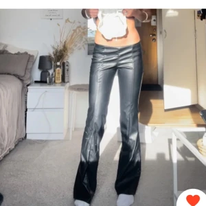 Skinnbyxor  - Lågmidjade Bootcut skinnbyxor. Jättebra skick, köpta här på plick men jag har bara testat. Säljer vidare då det inte passa mig. Inte mina bilder, personen på bilden är 160 cm. Kontakta mig vid frågor. Kan gå ner i pris, skicka prisförslag! 