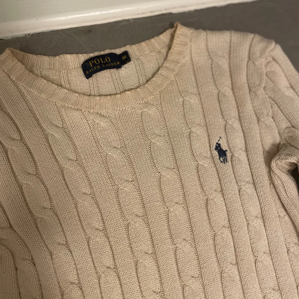 Jättefin kabelstickad Ralph Lauren tröja storlek XS. Jättefint skick och inga slitningar! Nypris 2295kr på Zalando säljes för 400kr🥰 Dam-modell . Tröjor & Koftor.