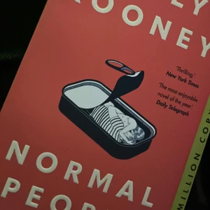 Normal people!  - lite skadad men endast på omslaget! 