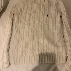 Vit polo tröja - Den är till ungefär 158-163 cm Tagen är tyvärr av klippt efter att jag förut tyckte att den klia för mkt🥲