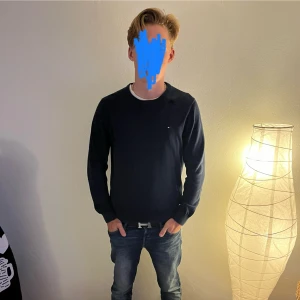 Tommy hilfiger sweatshirt - Säljer min fina Tommy hilfiger stickade sweatshirt, den är marinblå i storlek M med bra passform. Modellen är 183cm och väger 70kg Pris kan diskuteras vid snabb o enkel affär, var inte rädd att fråga!