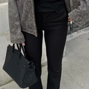 Vilma kostymbyxor bikbok - Kostymbyxor från BIKBOK som är supersköna men kommer ej t användning! Storlek 34, låter högre i midjan men det kan va skönt ibland, inför vintern🌨️skriv för bilder på hade inga bra just nu🫠