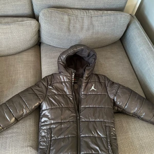 Jordan Vinter Jacka - Använd ett fåtal gånger men är som ny. Nypriset var ca 1500 när den köptes. Passar både S och XS, men i jackan står det barnstorlek XL, vilket är samma sak. Skriv gärna vid frågor