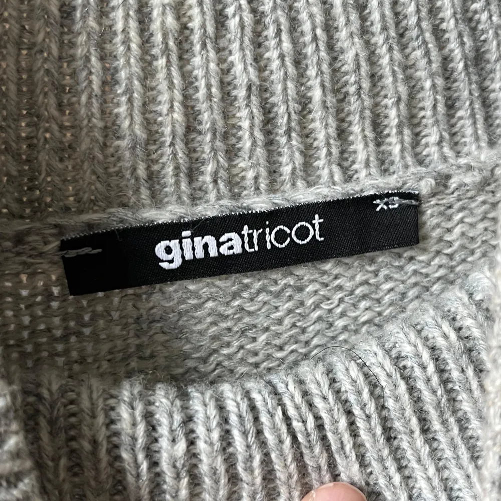 Säljer en supermysig grå stickad polotröja från Gina Tricot i storlek XS, passar även S. Tröjan har en ribbad kant vid ärmslut och nederkant, samt slits på båda sidor som ger en snygg detalj. Passar perfekt till höst och vinter🍂❄️Aldrig använd!. Tröjor & Koftor.