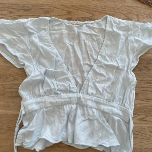 Ljusblå topp från Brandy Melville - Super söt topp i ljusblå färg med knyte bak så man kan justera passformen själv! 🦋