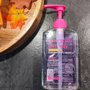 Self tan  - - Säljer den virala clear self tan gel från b.tan. With hyaluronic acid + vitamin C, gives a deep bronze glow!   473 mL (aldrig använd) 