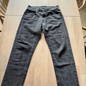 Jeans  - Säljer nu ett par gamla jeans då jag inte kan ha dem längre. Storlek S, skicket är 8/10 och modellen är en lite mer loose modell. Pris kan diskuteras vid snabba affär 