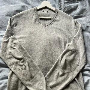 John Henric V Neck - Riktigt clean John Henric v neck tröja som jag nu säljer, storleken är M