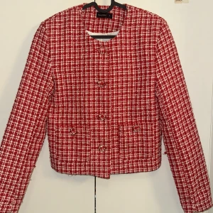 Rutig jacka från Calliope - Säljer en superfin rutig jacka från Calliope i storlek S. Den är röd och vit med ett klassiskt rutmönster och har knappar framtill. Jackan är långärmad och perfekt för höst och vår. Köpt i tyskland för 500 kr.
