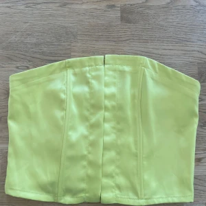Grön corset - Liten corsett från Pretty Little Thing, säljer för den är för stor för mig. Vanligtvis en XS i toppar