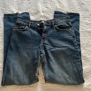 Lågmidjade straight jeans -  De är lite slitna längst ner! 
