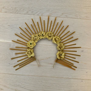 Guldigt diadem med blommor och strålar - Helt ny och oanvänd. Perfekt för fest, Halloween och festivaler m.m 