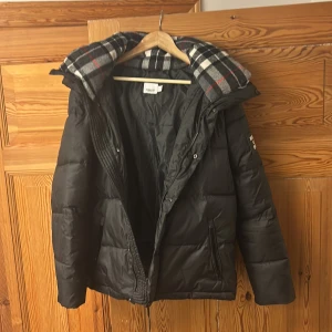 Burberry puffer - Riktigt snygg byrberry jacka, priset beror på att jag vill ha sålt den och köpt en ny jacka innan de blir för kallt eftersom den inte passa Perfekt skick, inga skador. Ifall du undrar något är det bara att skriva, pris kan diskuteras vid snabb affär😁