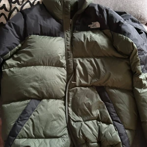 Varm North face jacka - Fin och varm jacka, ett hål som är lagat (nerkant bak, vänster sidan). Annars fint skick.  