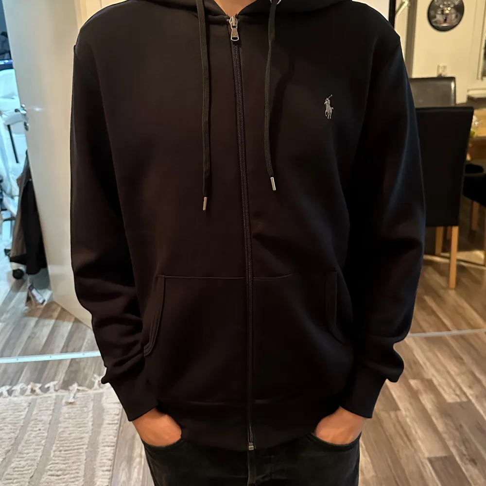 Säljer denna snygga ralph lauren zip hoodie, den är i storlek M och personen i bilden är 179 cm och väger 67kg. hör av er vid frågor!. Hoodies.