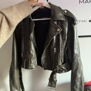 Grön Skinnjacka Zara - Säljer denna gröna skinnjackan från Zara 