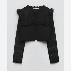 Zara kofta - Säljer min söta kofta från Zara🩷 endast använd en gång! Har inte kommit till användning mer, därför säljer jag den💕 Skriv för fler bilder!! 