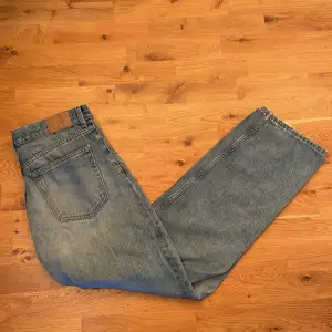 Säljer dessa jeans då jag inte använder dom längre. Mycket bra skick!