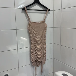 Klänning från Nakd - I Storlek 36. Oanvänd då färgen inte riktigt passade mig, klänningen är väldigt strechig och sitter fint på. Passar nog både xs och m. 