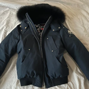 MOOSE KNUCKLES - Moose Knuckles Ballistic jacka i färgen marine mouton noir✨Men’s size S, skickar gärna fler bilder i DM✨
