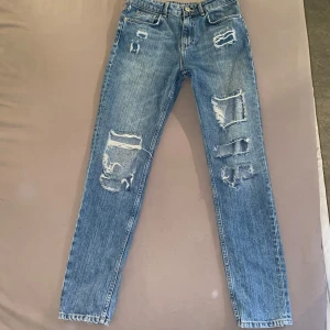 Jeans med hål  - Säljer dessa jeans med revor/hål från Cubus (modell tomboy Tracy relaxed) i storlek 36. Mycket bra skick.