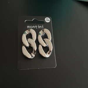 Örhängen - Oanvända örhängen i plast.
