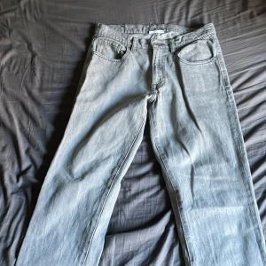 Jeans  - Den är i bra skick  Den har inga hål eller något använt 2 gånger 