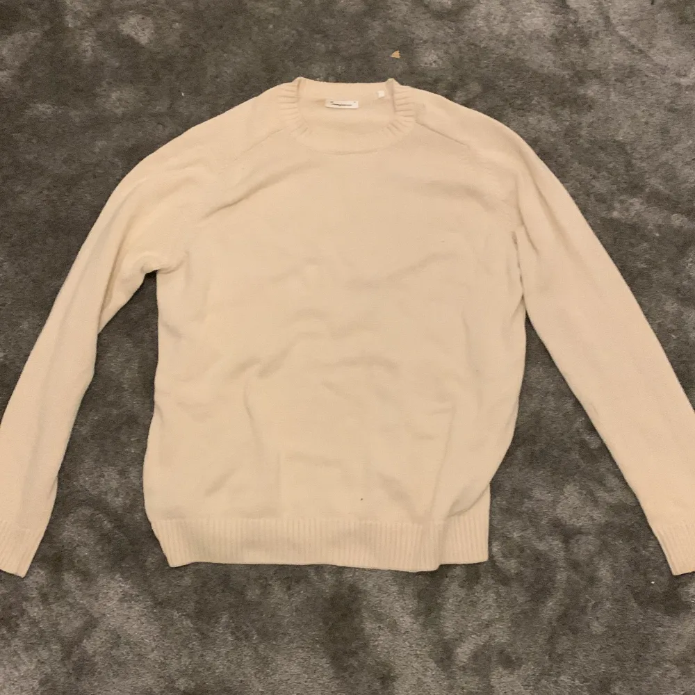 Plain Knitted Crew Neck M 1348 Buttercream Använd 3-4 gånger Ny skick  Storlek M Pris kan diskuteras . Hoodies.