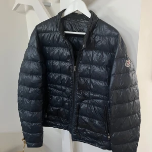 Moncler Acorus Jacka Navy Dark Blur - Snygga jacka i varumärke moncler, tunn dunjacka i bra skick storlek 5.