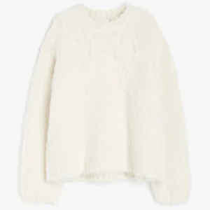 Lurvig tröja - Säljer min jättefina lurviga stickade tröja från H&M. Stl s men passar xs-m. Lite nopprig men annars i fina skick. 