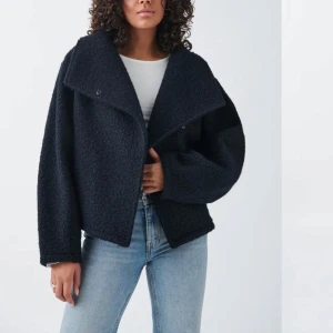 Teddy jacka mörkblå  - jag säljer min super söta o varma teddy jacka ifrån gina tricot, jag köpte den för ca. 2 veckor sedan o jg känner att jag inte kommer använda den då jag jag en liknande. Den är i S och super fin, den är som helt ny men jag har tyvärr tatt av lappen